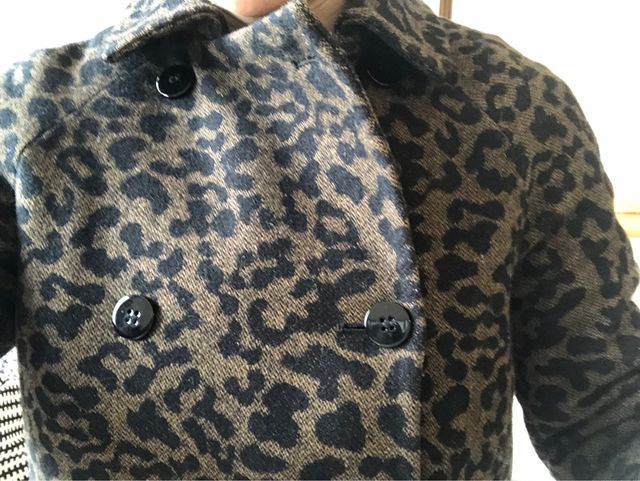 Abrigo negro estampado leopardo