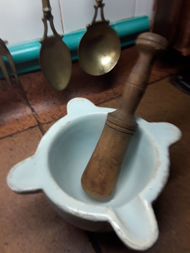 Argamassa de laboratório ou farmácia com martelo