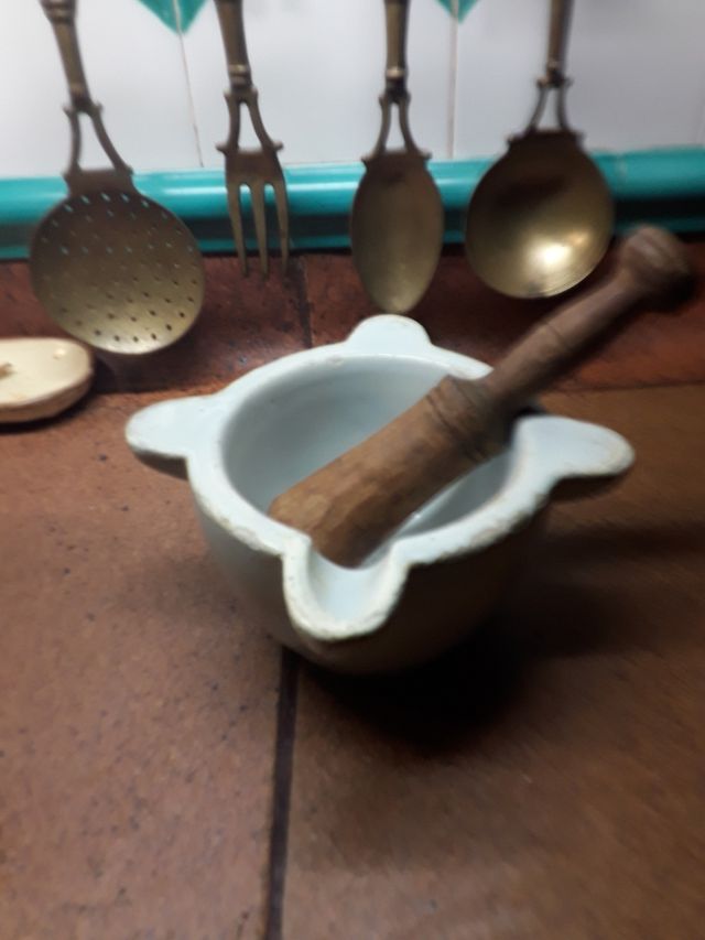 Argamassa de laboratório ou farmácia com martelo