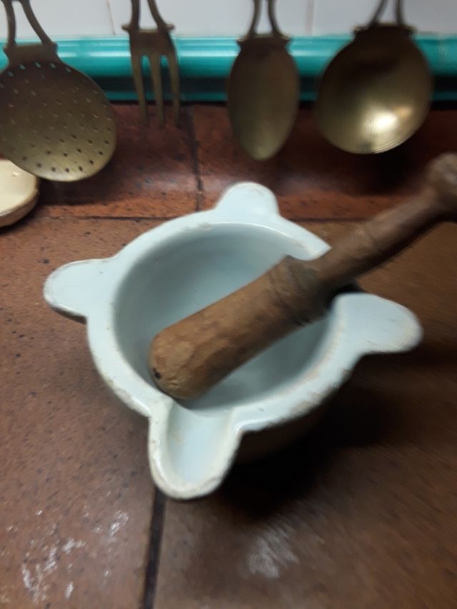 Argamassa de laboratório ou farmácia com martelo