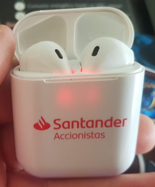 fones de ouvido bluetooth brancos compactos