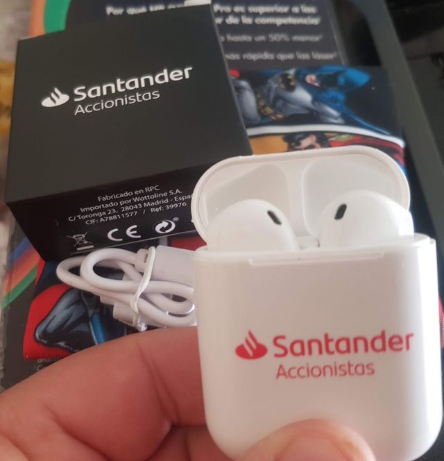 fones de ouvido bluetooth brancos compactos