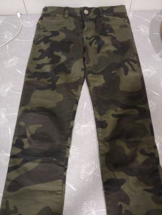 Pantalón camuflaje chica Bershka de segunda mano por 5 EUR en Alcalá de  Henares en WALLAPOP