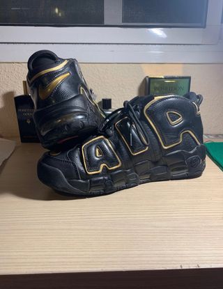 Zapatillas nike uptempo negras y doradas de segunda mano en San Fernando  Naval en WALLAPOP