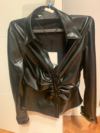 Camisa polipiel Zara tendencia a estrenar de segunda mano por 23 EUR en  Madrid en WALLAPOP