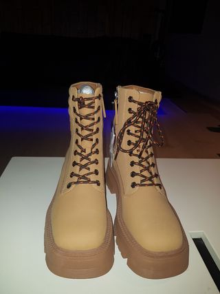 Botines tipo montaña de segunda mano por 20 EUR en Barcelona en WALLAPOP