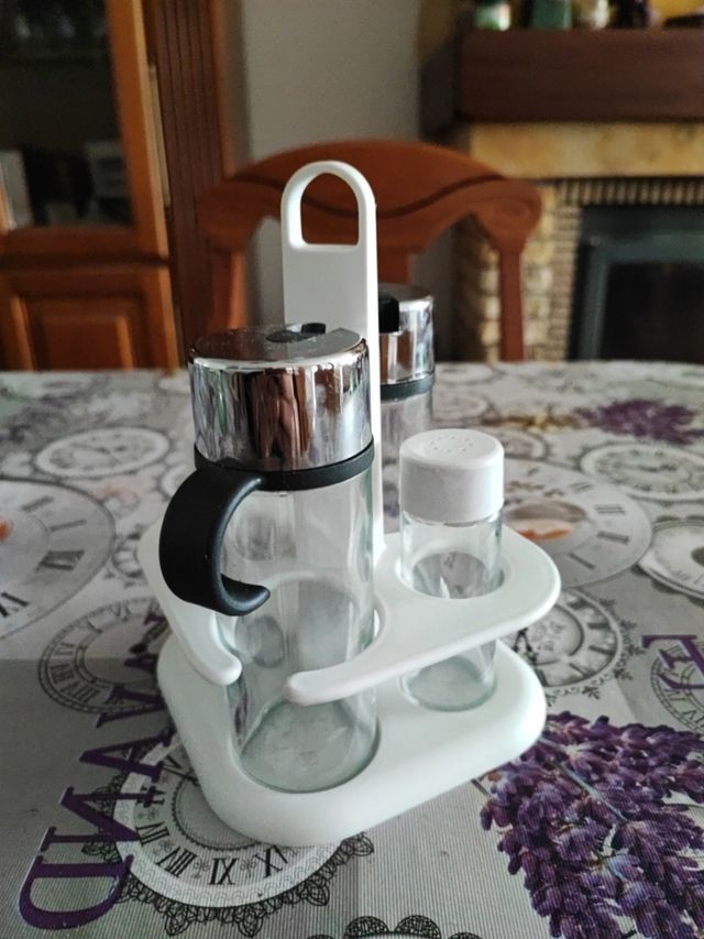 Aceitera y juego de aceitera,vinagrera,sal y pimie