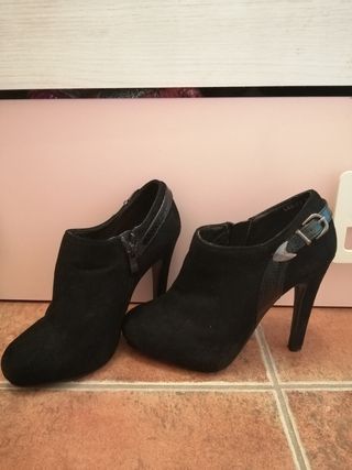 Botines n. 35 de segunda mano por 15 EUR en Maçanet de la Selva en WALLAPOP
