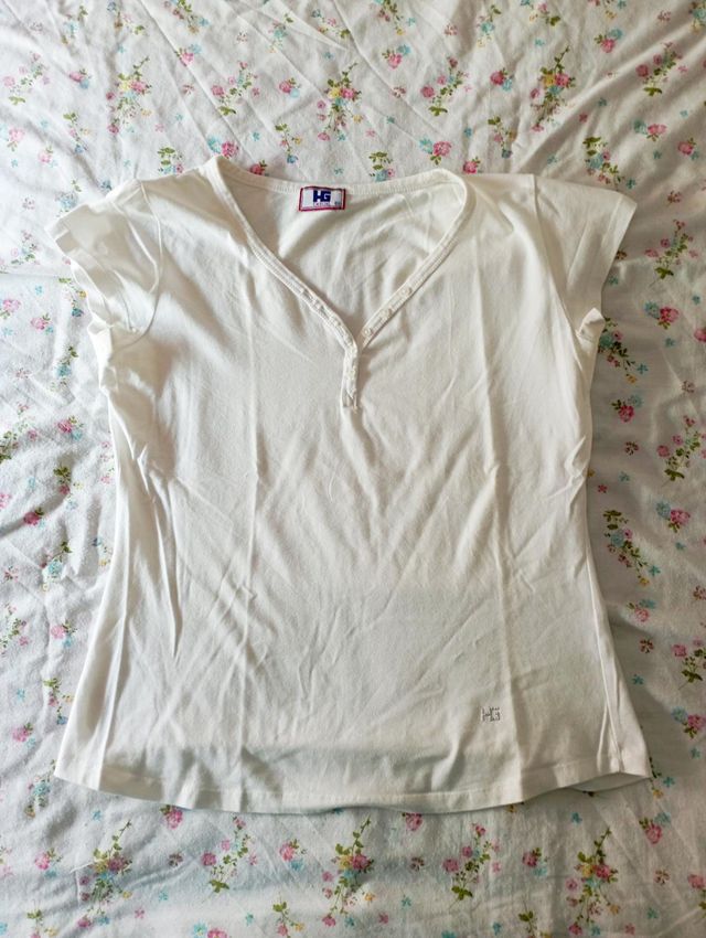 Camiseta blanca con botones