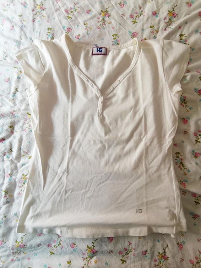 Camiseta blanca con botones