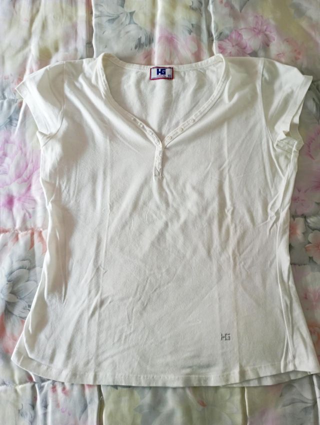 Camiseta blanca con botones
