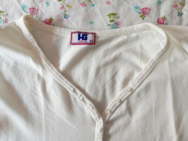 Camiseta blanca con botones