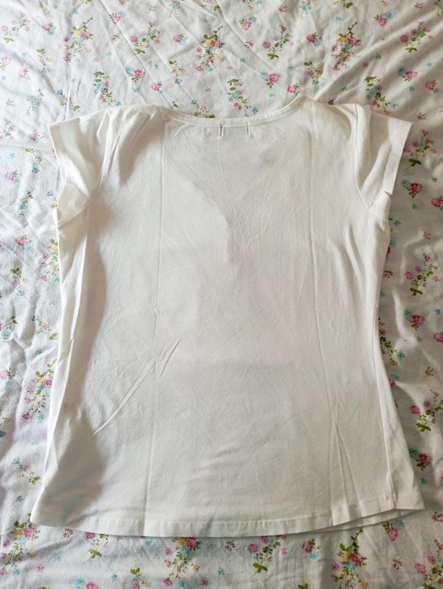 Camiseta blanca con botones