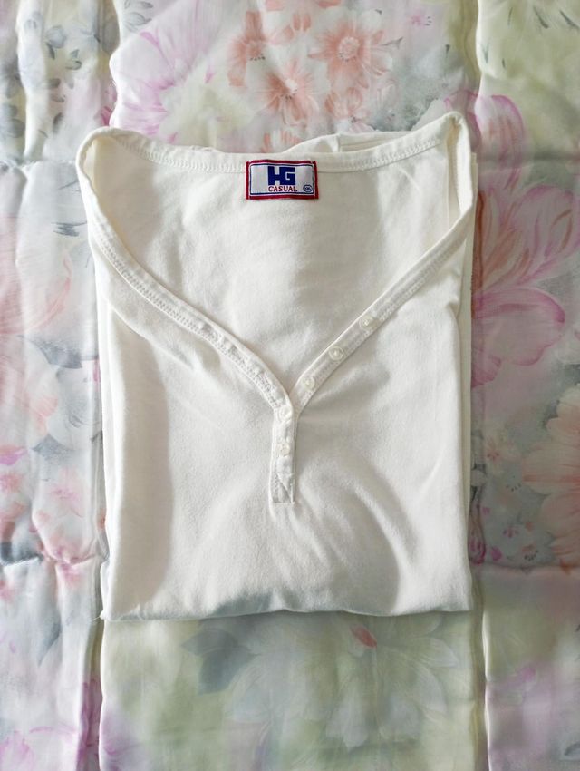 Camiseta blanca con botones