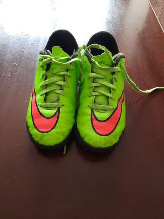 Zapatillas fútbol de segunda mano por 3 EUR en Las Pedroñeras en WALLAPOP