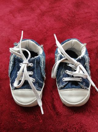 Tenis bebé talla 18 de segunda mano por 5 EUR en Madrid en WALLAPOP