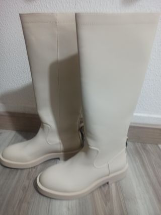 Botas blancas goma zara nueva temporada de segunda mano por 37 EUR en O  Porto de Conxo en WALLAPOP