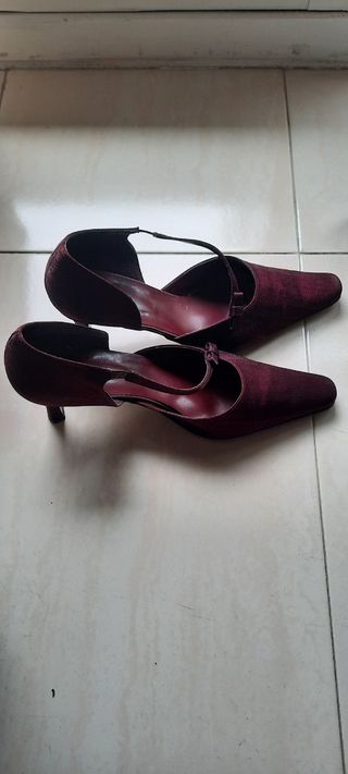 Zapatos tacon fiesta granate satinado talla 39 de segunda mano por 25 EUR  en Sabadell en WALLAPOP