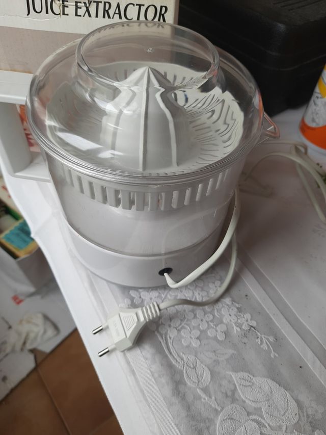 Practico e indispensable exprimidor electrico