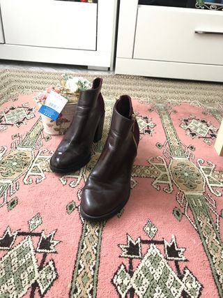 Botines Stradivarius ,color granate de segunda mano por 4 EUR en Málaga en  WALLAPOP