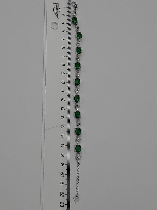 Preciosa pulsera de plata con circonitas verdes.