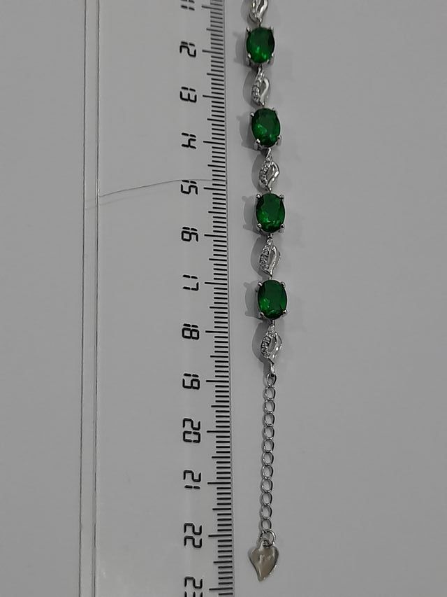 Preciosa pulsera de plata con circonitas verdes.