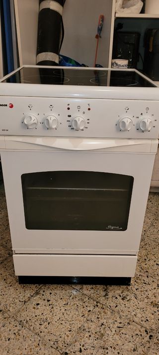 Vitrocerámica y horno Fagor CF.- 3v de segunda mano por 120 EUR en Madrid  en WALLAPOP