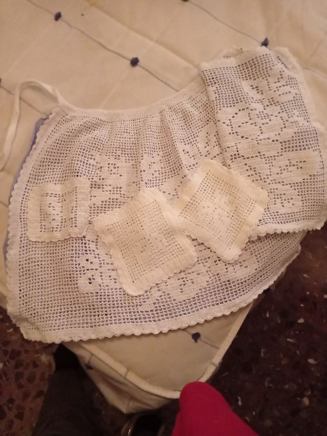 delantal de ganchillo, paño de cocina y manoplas.