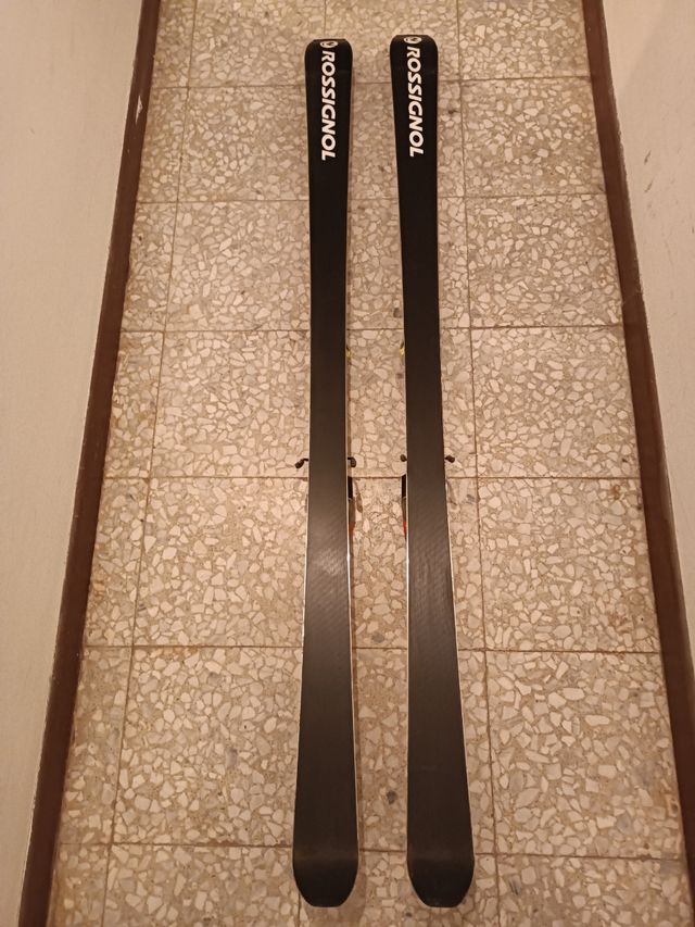 Esquís Rossignol con fijaciones Rossignol
