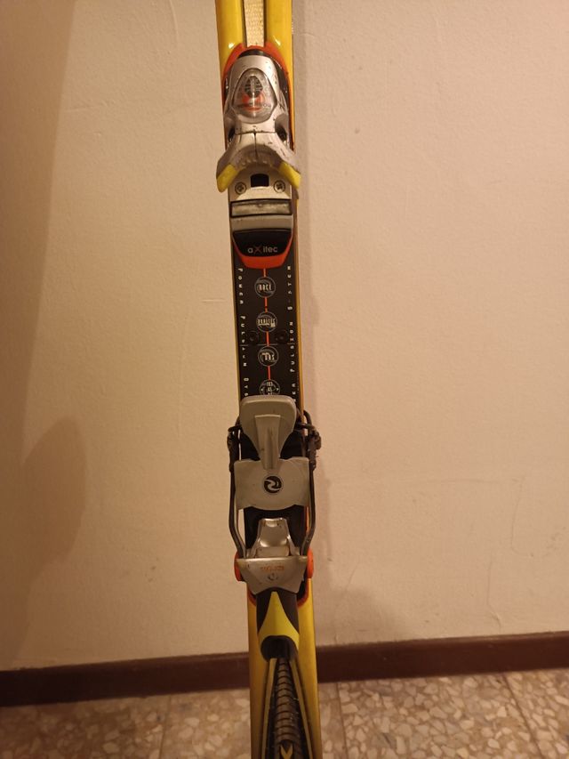 Esquís Rossignol con fijaciones Rossignol