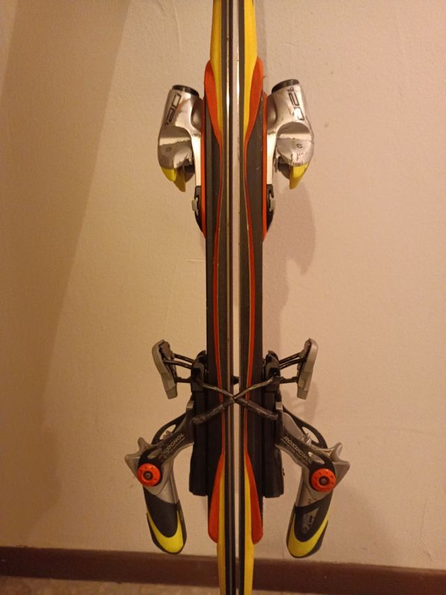 Esquís Rossignol con fijaciones Rossignol