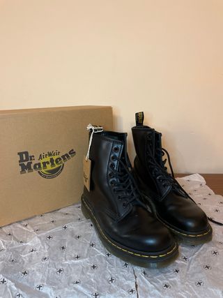 Botas airwair Dr Martens para estrenar de segunda mano por 95 EUR en  Barcelona en WALLAPOP
