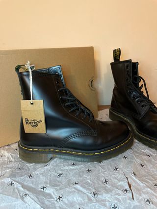 Botas airwair Dr Martens para estrenar de segunda mano por 95 EUR en  Barcelona en WALLAPOP