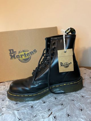 Botas airwair Dr Martens para estrenar de segunda mano por 95 EUR en  Barcelona en WALLAPOP