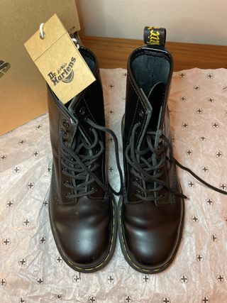 Botas airwair Dr Martens para estrenar de segunda mano por 95 EUR en  Barcelona en WALLAPOP