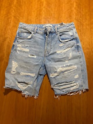 Pantalones tejanos cortos Zara de segunda mano por 5 EUR en Barbera del  Valles en WALLAPOP