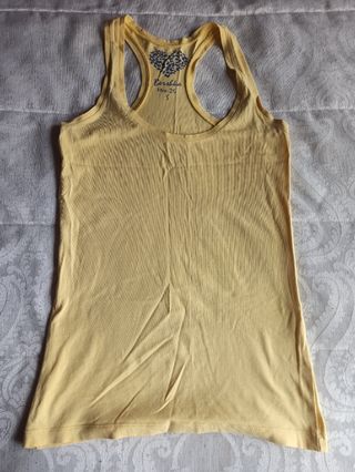 Camiseta basica Bershka amarilla pastel talla S. de segunda mano por 2 EUR  en Canyelles Almadraba en WALLAPOP