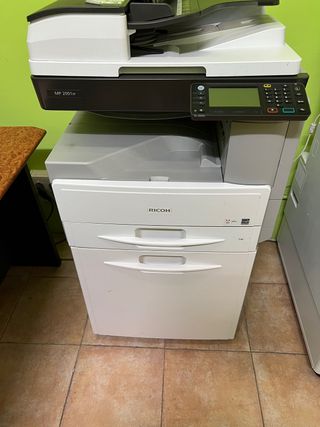 Impresora y fotocopiadora marca Ricoh de segunda mano por 270 EUR en  Calella en WALLAPOP