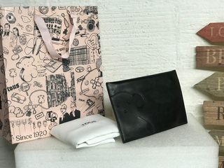 BOLSO CLUTCH TOUS PIEL NEGRA CON RELIEVE OSO