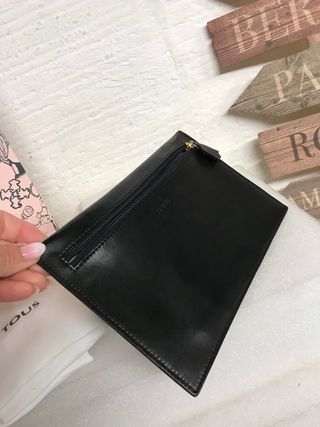 BOLSO CLUTCH TOUS PIEL NEGRA CON RELIEVE OSO