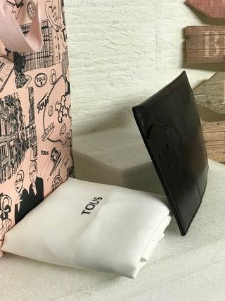 BOLSO CLUTCH TOUS PIEL NEGRA CON RELIEVE OSO