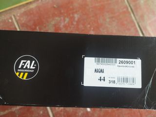 Botas de seguridad.. de segunda mano por 80 EUR en Manzanares el Real en  WALLAPOP