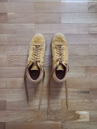 Zapatillas color mostaza Nike de segunda mano por 40 EUR en Elgoibar en  WALLAPOP