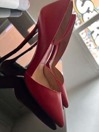 Zapatos rojos Zara de segunda mano por 25 EUR en Madrid en WALLAPOP