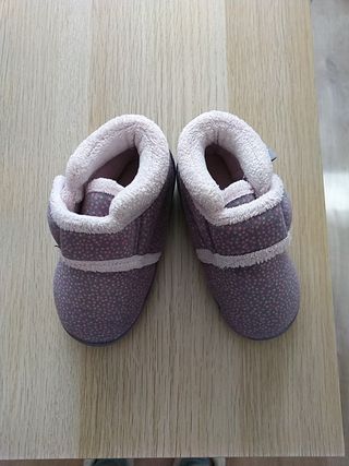 Zapatillas de andar por casa bebe talla 20 de segunda mano por 5 EUR en  Madrid en WALLAPOP