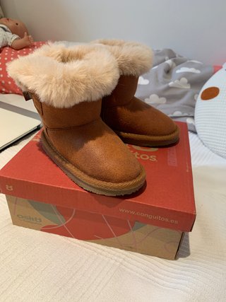 Botas de pelo niña talla 22 de segunda mano por 25 EUR en Arenys de Mar en  WALLAPOP