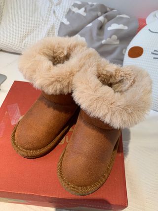 Botas de pelo niña talla 22 de segunda mano por 25 EUR en Arenys de Mar en  WALLAPOP