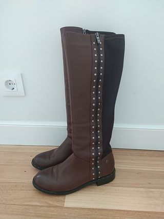 Botas Xti altas marrones de segunda mano por 14 EUR en Algorta en WALLAPOP