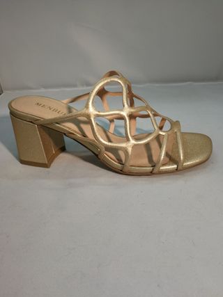 Sandalia dorada Menbur. de segunda mano por 20 EUR en Alcañiz en WALLAPOP