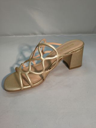 Sandalia dorada Menbur. de segunda mano por 20 EUR en Alcañiz en WALLAPOP